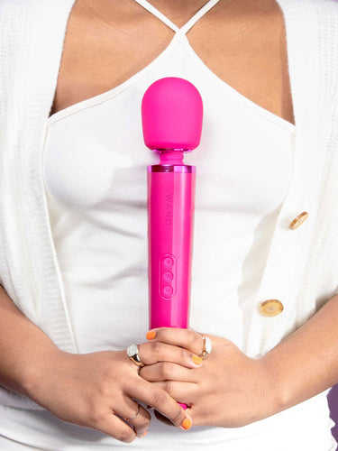 Le Wand Rechargeable Body Massager Magenta