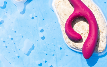 We-Vibe Nova vibrator in water