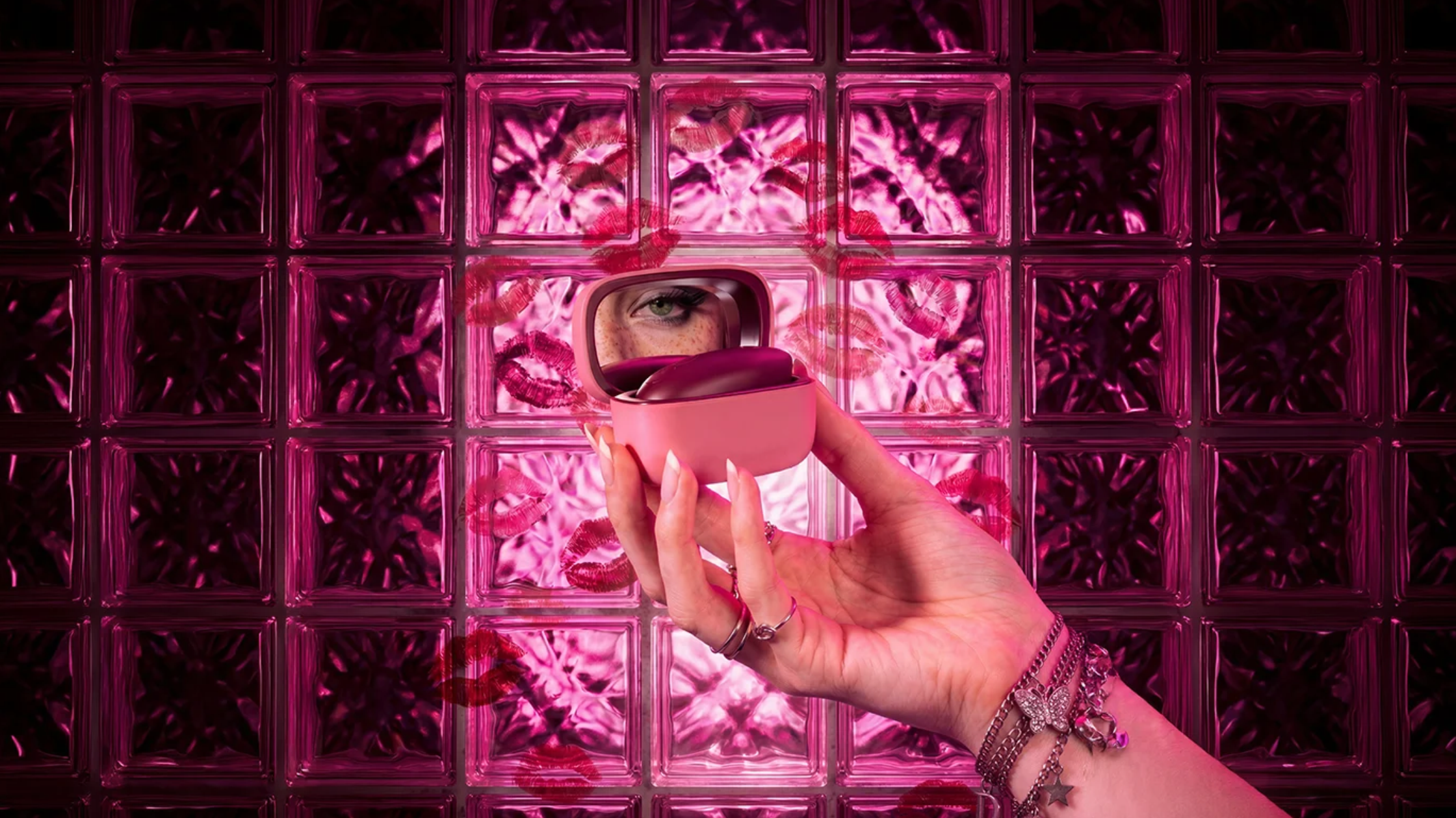 Womanizer Snap: The Compact Clitoral Stimulator for Travel
