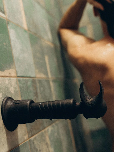 Stimulator cu Vibrații pentru Penis Manwan Man.Wand Evo Black Plum