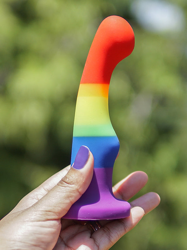 Dildo Curbat din Silicon cu Ventuză Blush Avant P1 Pride Freedom Rainbow